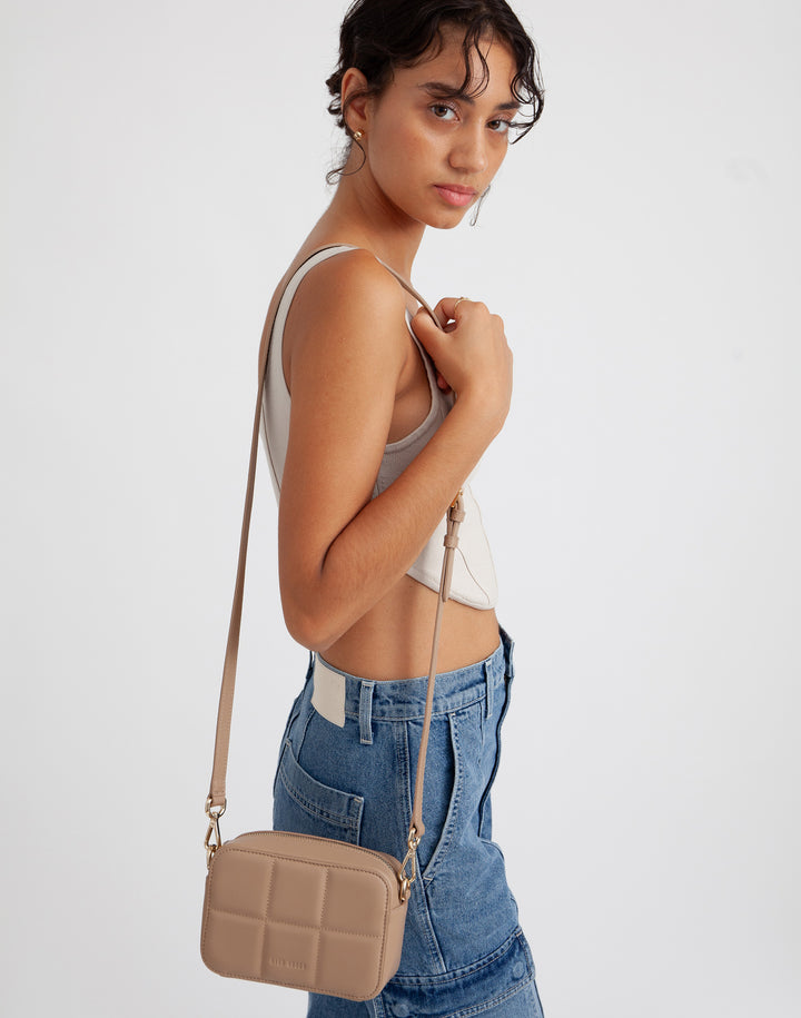recycled genuine quilted leather camera bag beige tan#color_camel-quilt