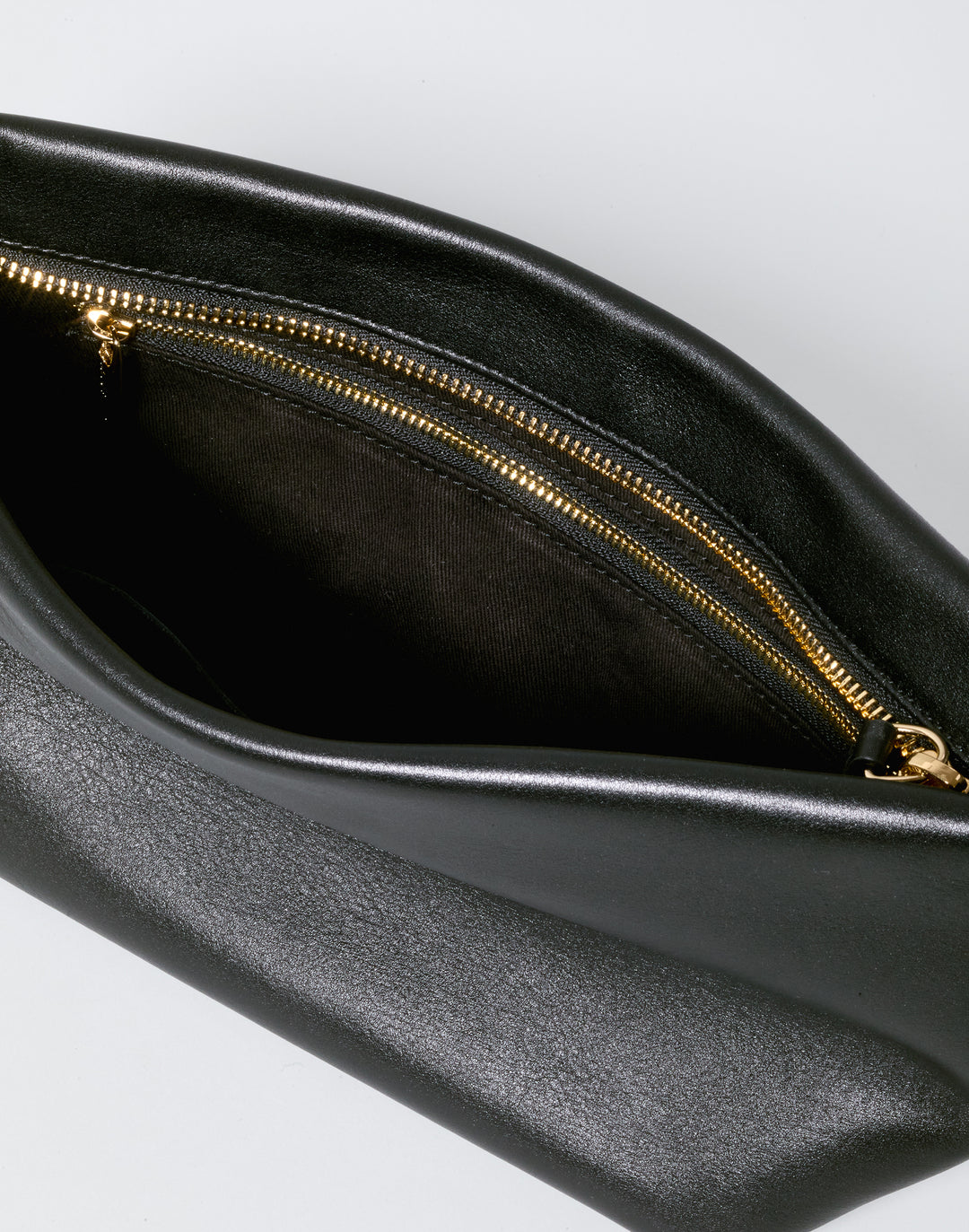hyer goods la sala minimal convertible shoulder bag in black nappa with gold hardware inside view with zip pocket #color_black-gold