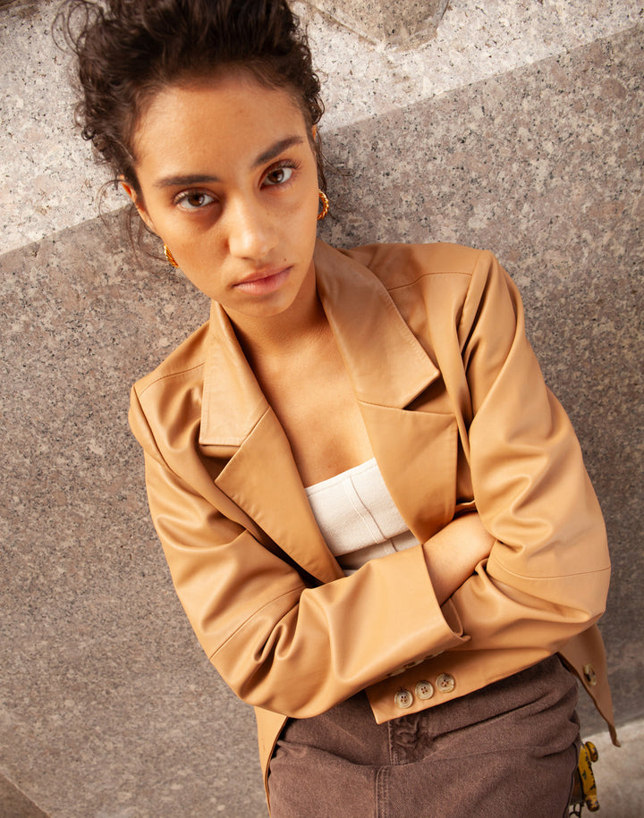 Sustainable leather blazer with relaxed fit in black #color_camel