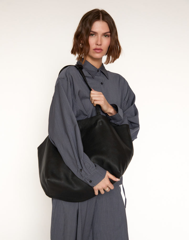 HYER GOODS Mercato soft tumbled leather tote back #color_black