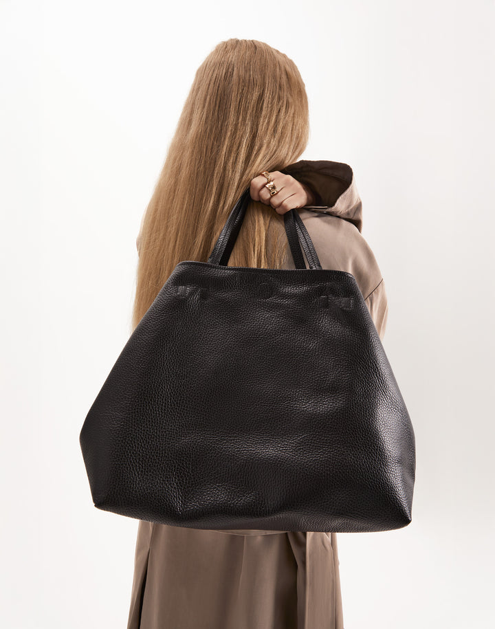 HYER GOODS Mercato soft tumbled leather tote back #color_black