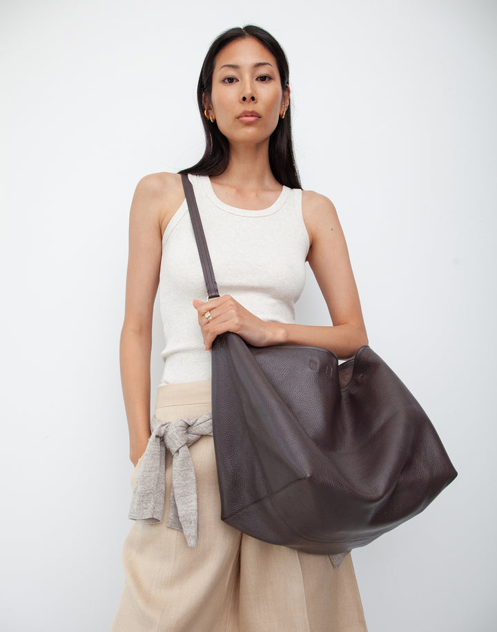 HYER GOODS Mercato dark brown tumbled unlined leather tote back #color_dark-chocolate