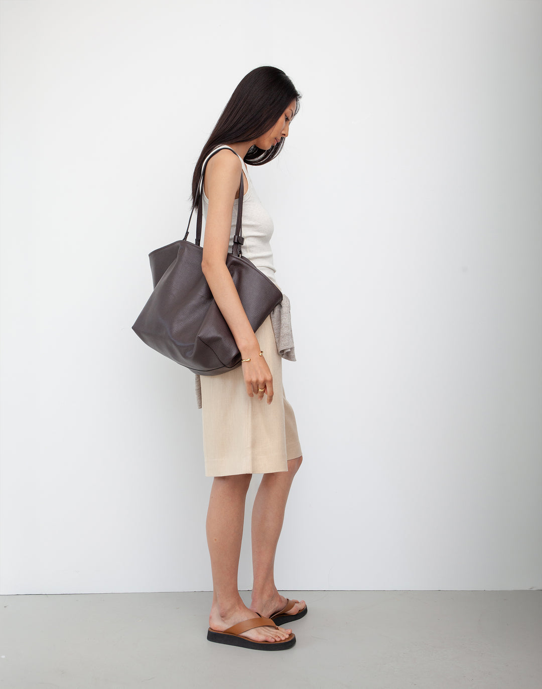HYER GOODS Mercato dark brown tumbled unlined leather tote back #color_dark-chocolate