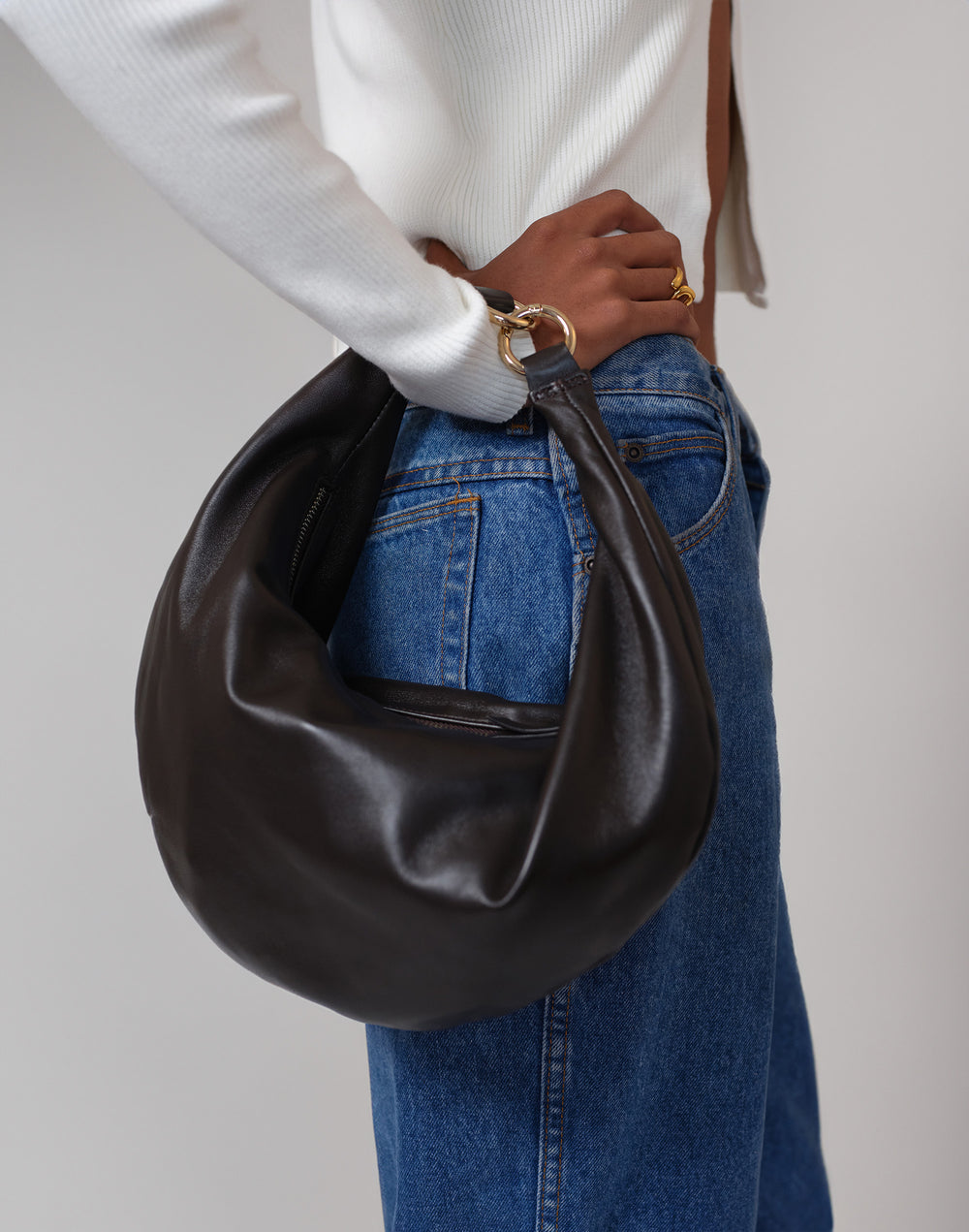 hyer goods ring bag convertible leather hobo bag#color_chocolate