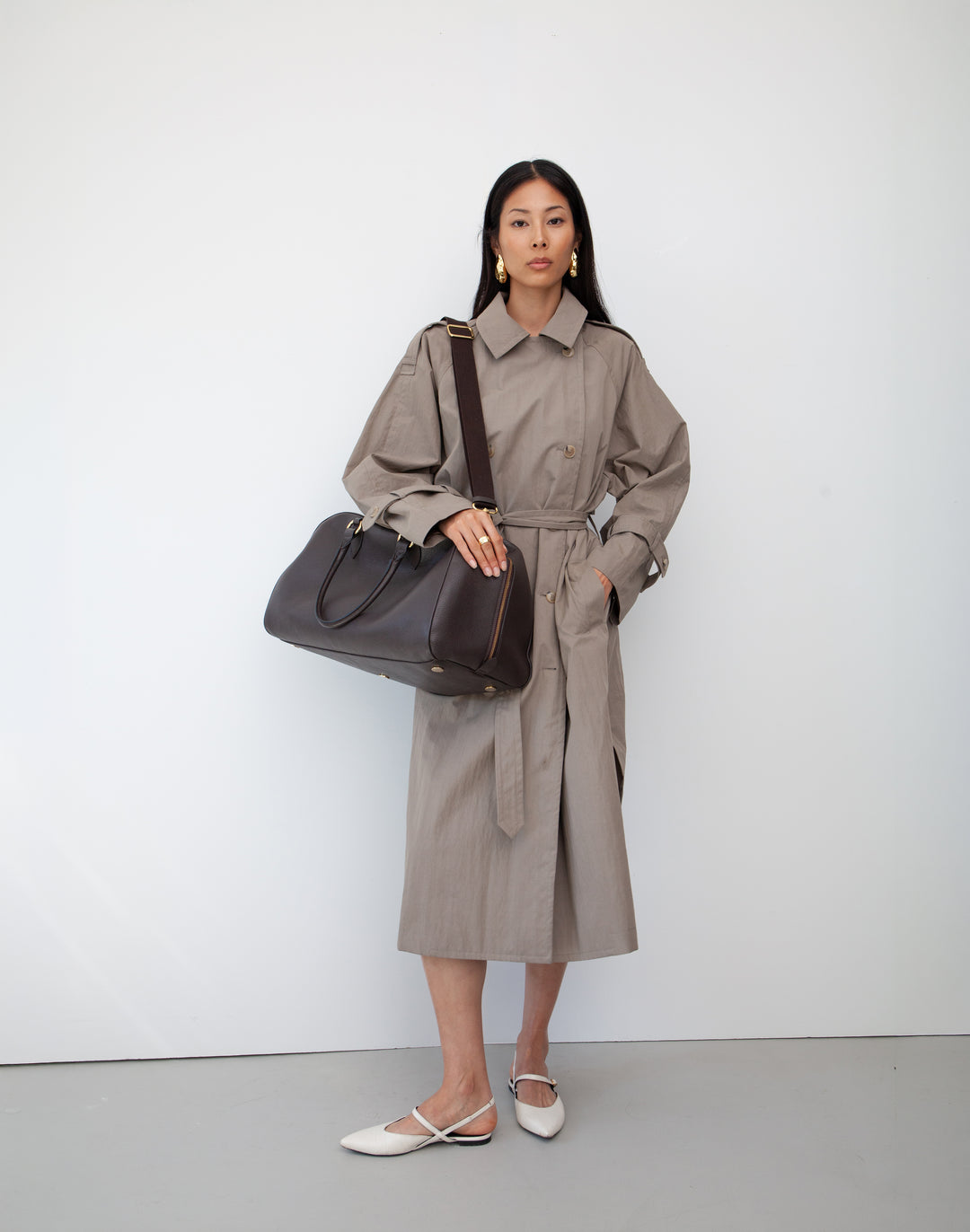HYER GOODS dark brown leather la via weekender duffel bag worn as shoulder bag #color_dark-chocolate
