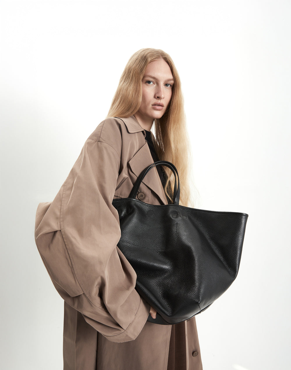HYER GOODS Mercato soft tumbled leather tote back #color_black