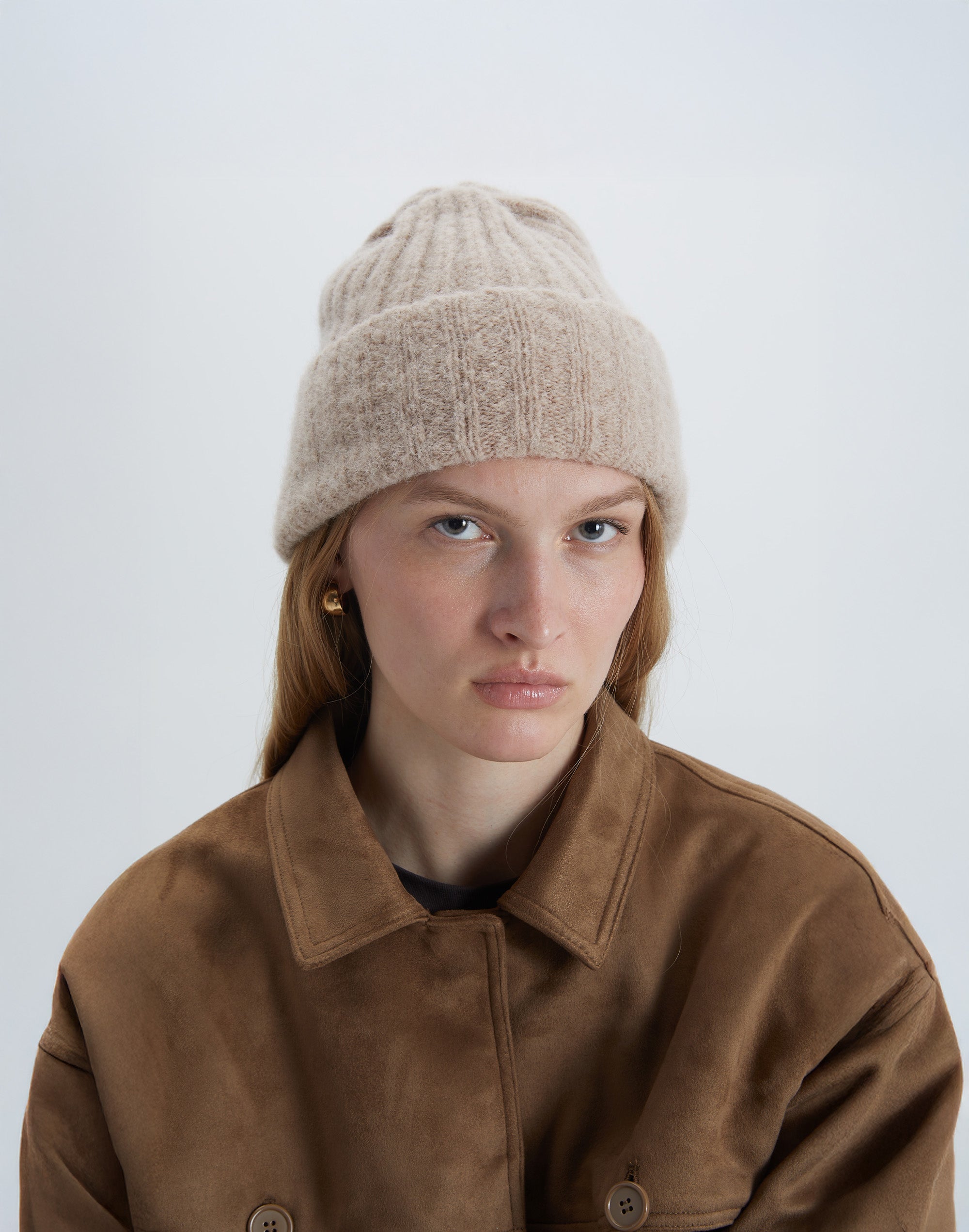 a girl wears a hyer goods alpaca beanie in oatmeal and a tan suede jacket