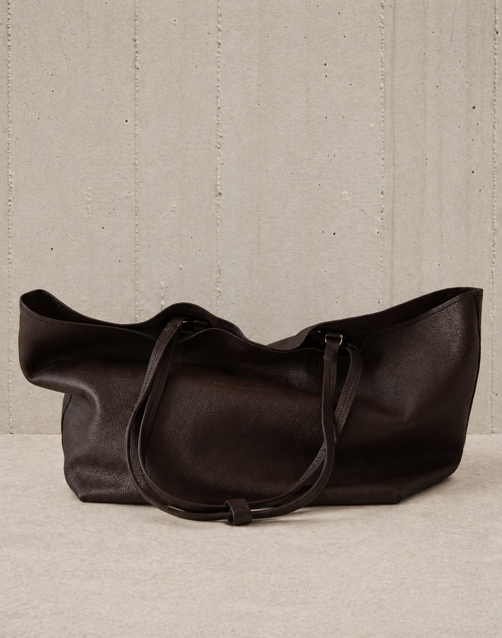 HYER GOODS Mercato dark brown tumbled unlined leather tote back #color_dark-chocolate