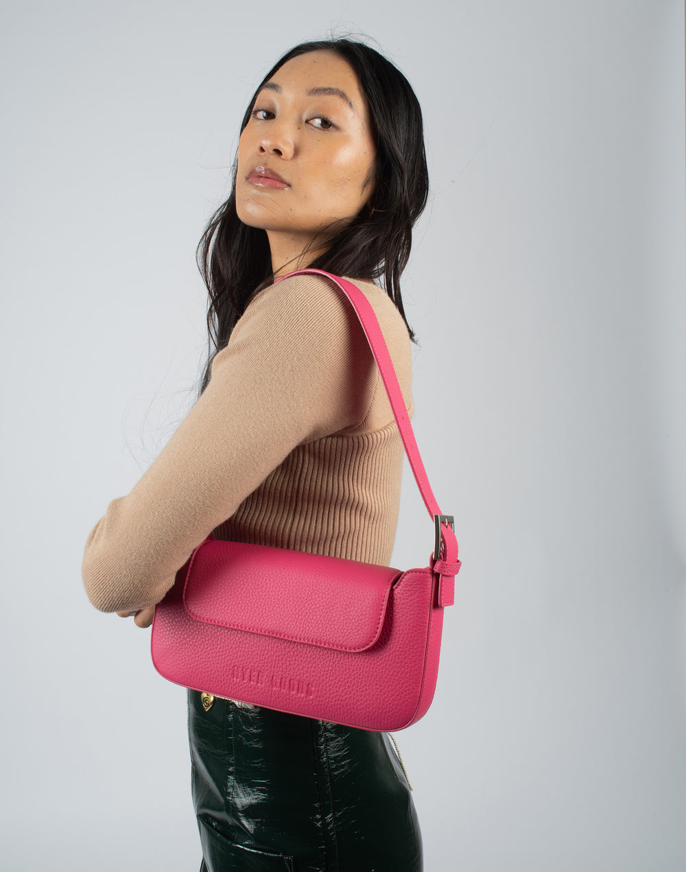 90s baguette shoulder bag with buckle pink#color_fuschia
